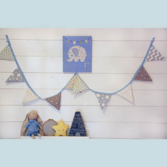 ΥΦΑΣΜΑΤΙΝΟ ΜΠΑΝΕΡ ΣΕ ΣΧΕΔΙΟ ΣΗΜΑΙΑΚΙ ΣΕ ΑΠΟΧΡΩΣΕΙΣ ΤΟΥ ΘΑΛΑΣΣΙ