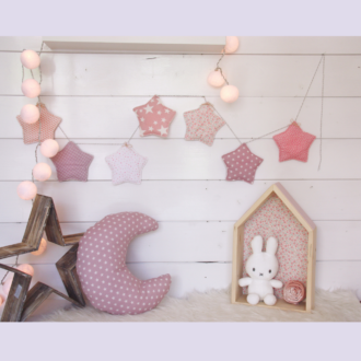 PUFFY ΥΦΑΣΜΑΤΙΝΟ ΜΠΑΝΕΡ ΣΕ ΣΧΕΔΙΟ ΑΣΤΕΡΙ ΣΕ ΑΠΟΧΡΩΣΕΙΣ ΤΟΥ ΡΟΖ ΚΑΙ ΜΩΒ