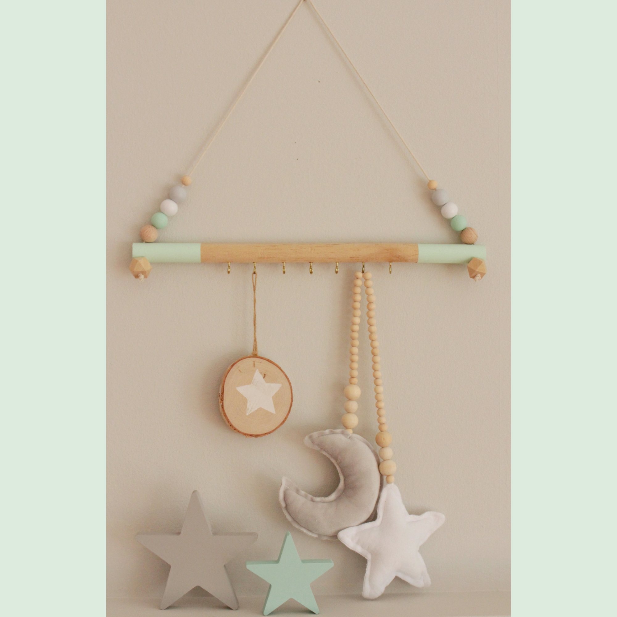 ΞΥΛΙΝΗ ΚΡΕΜΑΣΤΡΑ ΜΕ ΞΥΛΙΝΕΣ ΧΑΝΤΡΕΣ ΚΑΙ ΑΚΡΕΣ ΣΤΟ ΧΡΩΜΑ ΤΗΣ ΜΕΝΤΑΣ