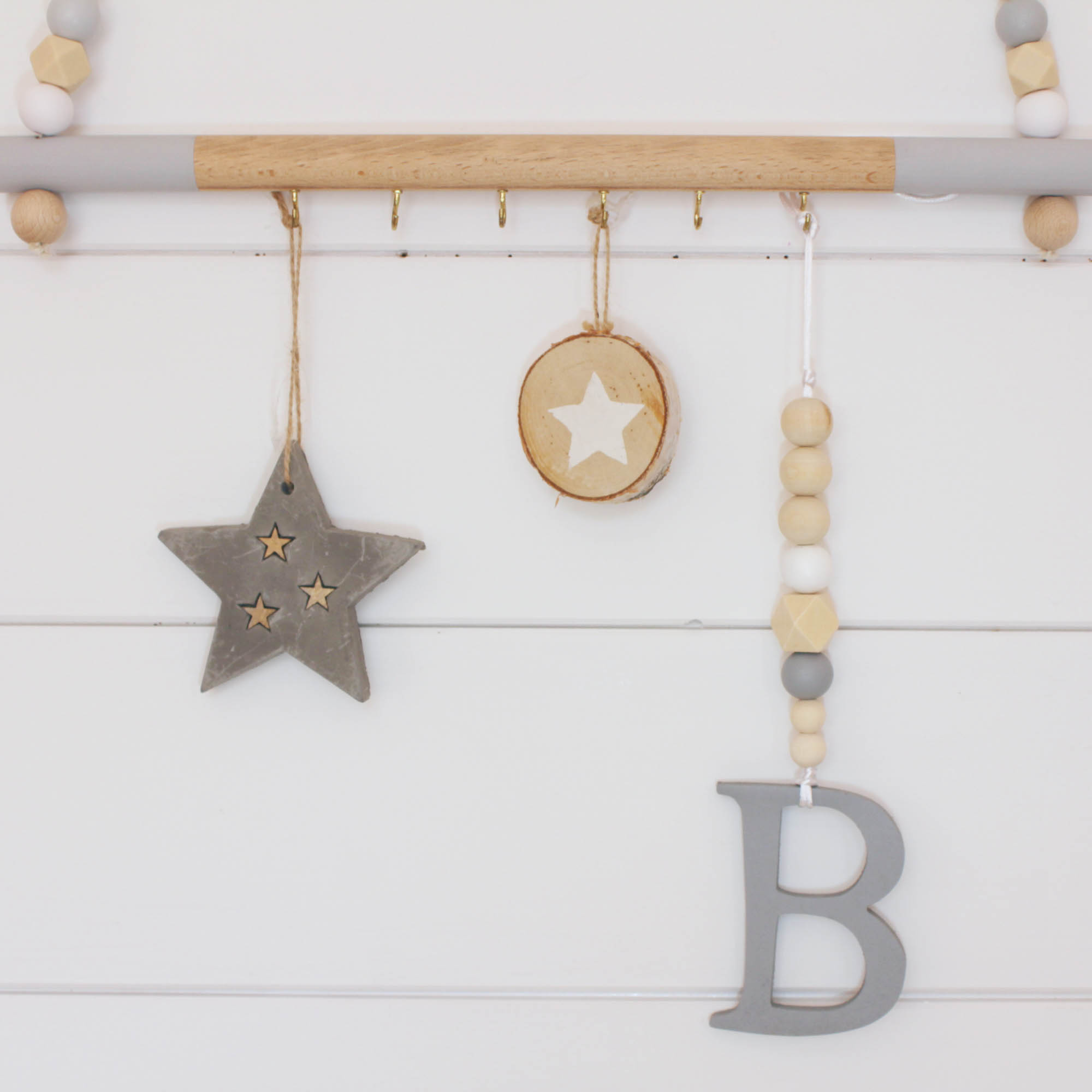 ΚΡΕΜΑΣΤΟ ΔΙΑΚΟΣΜΗΤΙΚΟ ΜΕ ΧΑΝΤΡΕΣ ΚΑΙ ΞΥΛΙΝΟ ΜΟΝΟΓΡΑΜΜΑ - Image 2