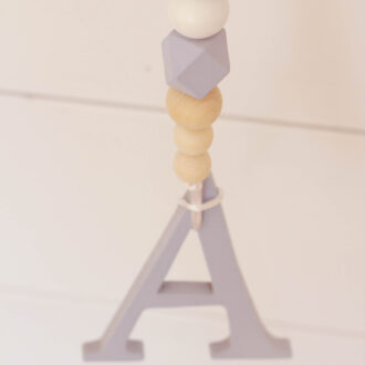 ΚΡΕΜΑΣΤΟ ΔΙΑΚΟΣΜΗΤΙΚΟ ΜΕ ΧΑΝΤΡΕΣ ΚΑΙ ΞΥΛΙΝΟ ΜΟΝΟΓΡΑΜΜΑ