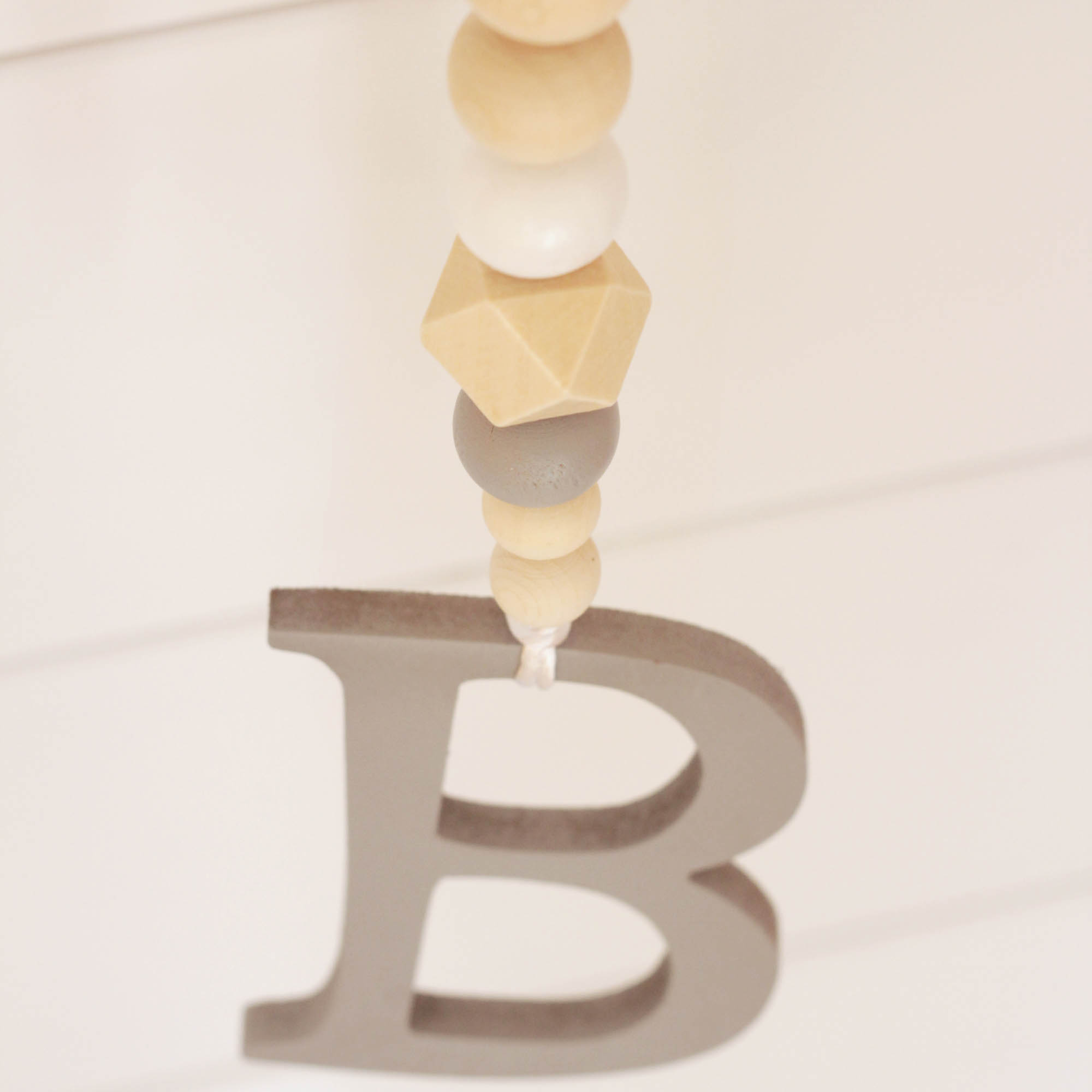 ΚΡΕΜΑΣΤΟ ΔΙΑΚΟΣΜΗΤΙΚΟ ΜΕ ΧΑΝΤΡΕΣ ΚΑΙ ΞΥΛΙΝΟ ΜΟΝΟΓΡΑΜΜΑ