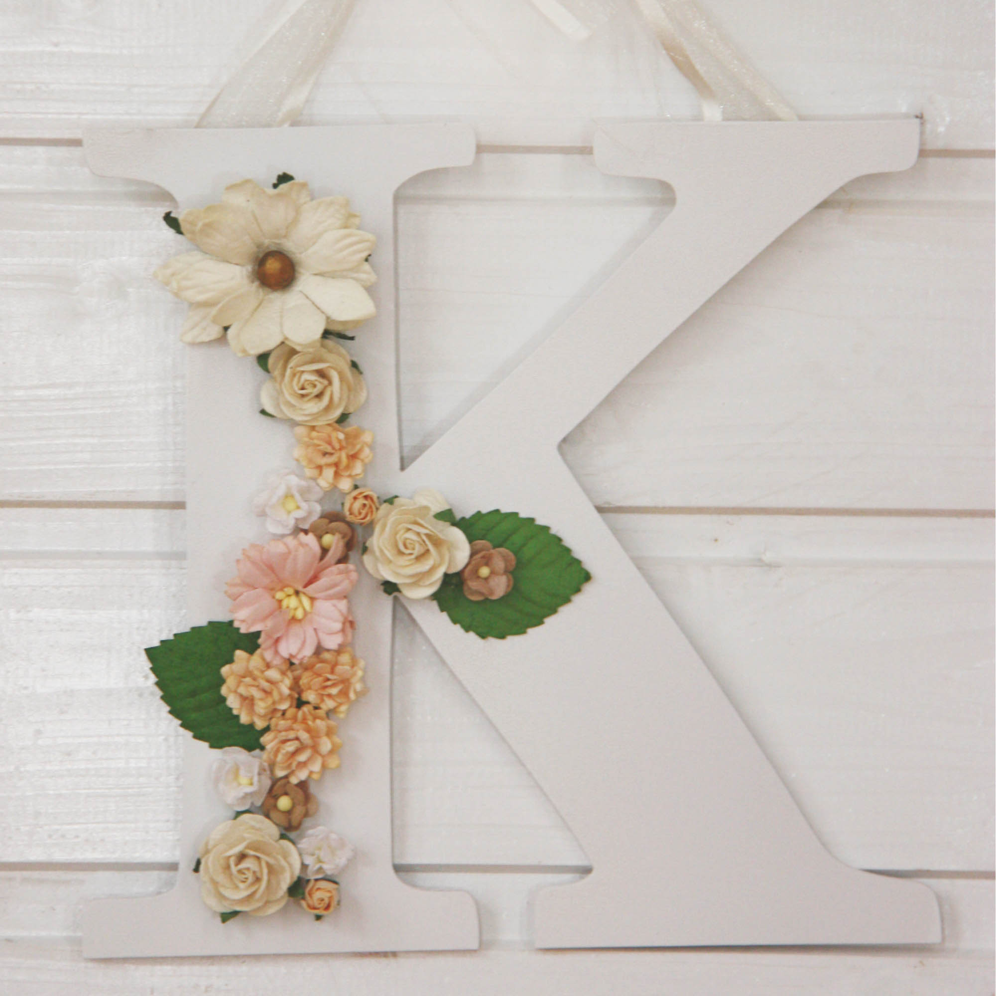 ΞΥΛΙΝΟ ΚΡΕΜΑΣΤΟ ΓΡΑΜΜΑ ΣΕ ΧΡΩΜΑ ΛΕΥΚΟ