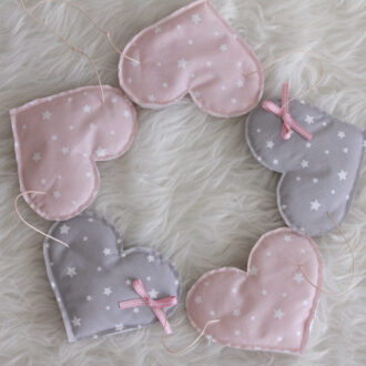 PUFFY ΥΦΑΣΜΑΤΙΝΟ ΜΠΑΝΕΡ ΣΕ ΣΧΕΔΙΟ ΚΑΡΔΙΑ ΣΕ ΧΡΩΜΑ ΡΟΖ ΚΑΙ ΓΚΡΙ