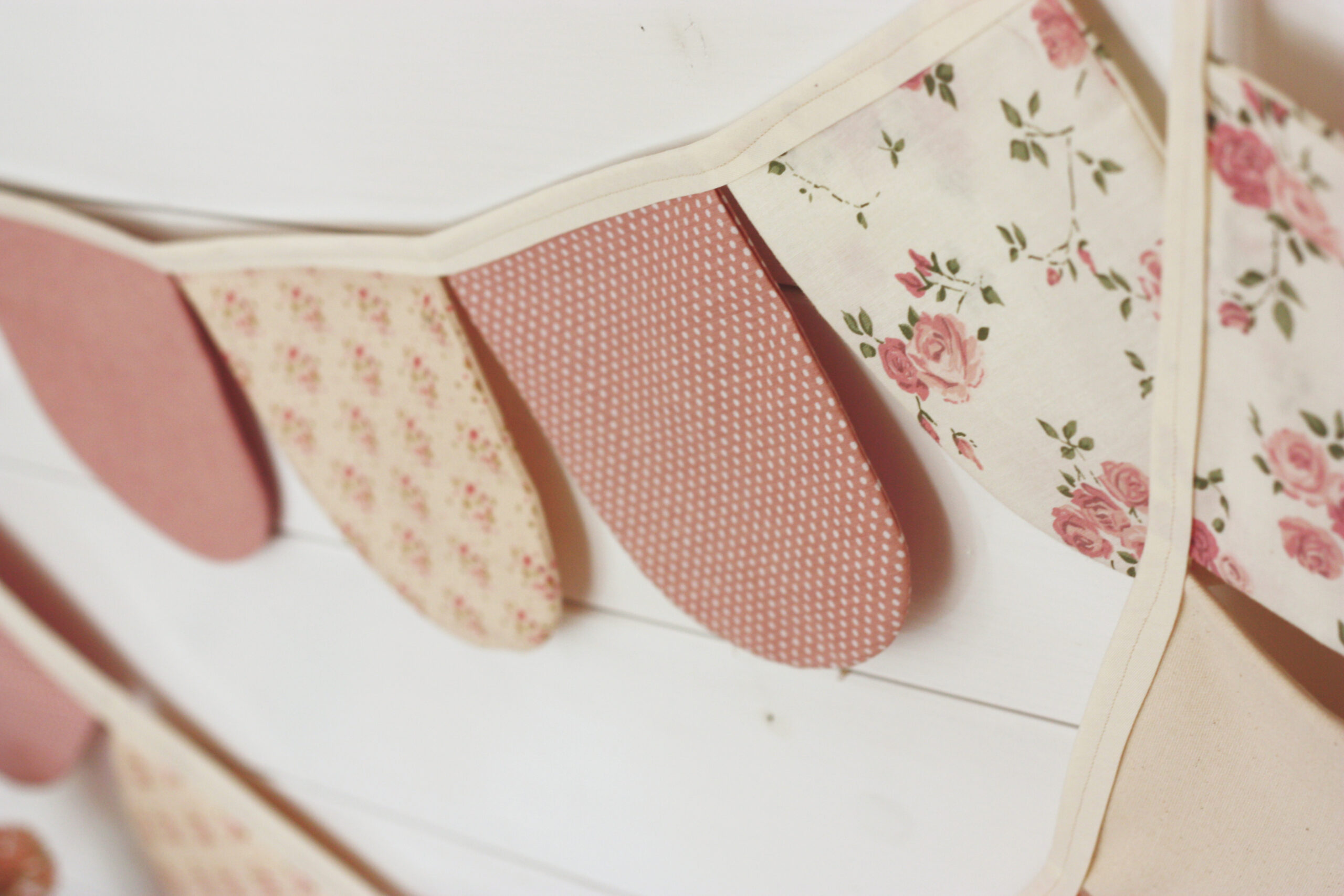 ΥΦΑΣΜΑΤΙΝΟ ΜΠΑΝΕΡ ΣΕ ΣΧΕΔΙΟ ΟΒΑΛ ΣΗΜΑΙΑΚΙ ΣΕ ΑΠΟΧΡΩΣΕΙΣ ΤΟΥ ΣΑΠΙΟ ΜΗΛΟΥ