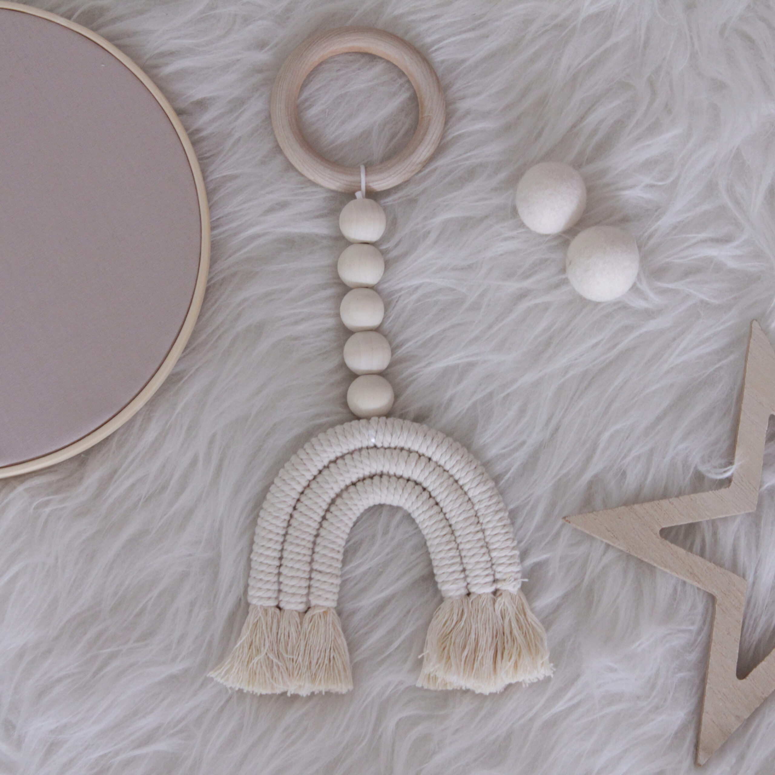 ΚΡΕΜΑΣΤΟ ΔΙΑΚΟΣΜΗΤΙΚΟ ΜΕ EKΡΟΥ ΟΥΡΑΝΙΟ ΤΟΞΟ ΜΑΚΡΑΜΕ