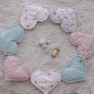 PUFFY ΥΦΑΣΜΑΤΙΝΟ ΜΠΑΝΕΡ ΣΕ ΣΧΕΔΙΟ ΚΑΡΔΙΑ ΣΕ ΑΠΟΧΡΩΣΕΙΣ ΤΟΥ ΡΟΖ & MENTA