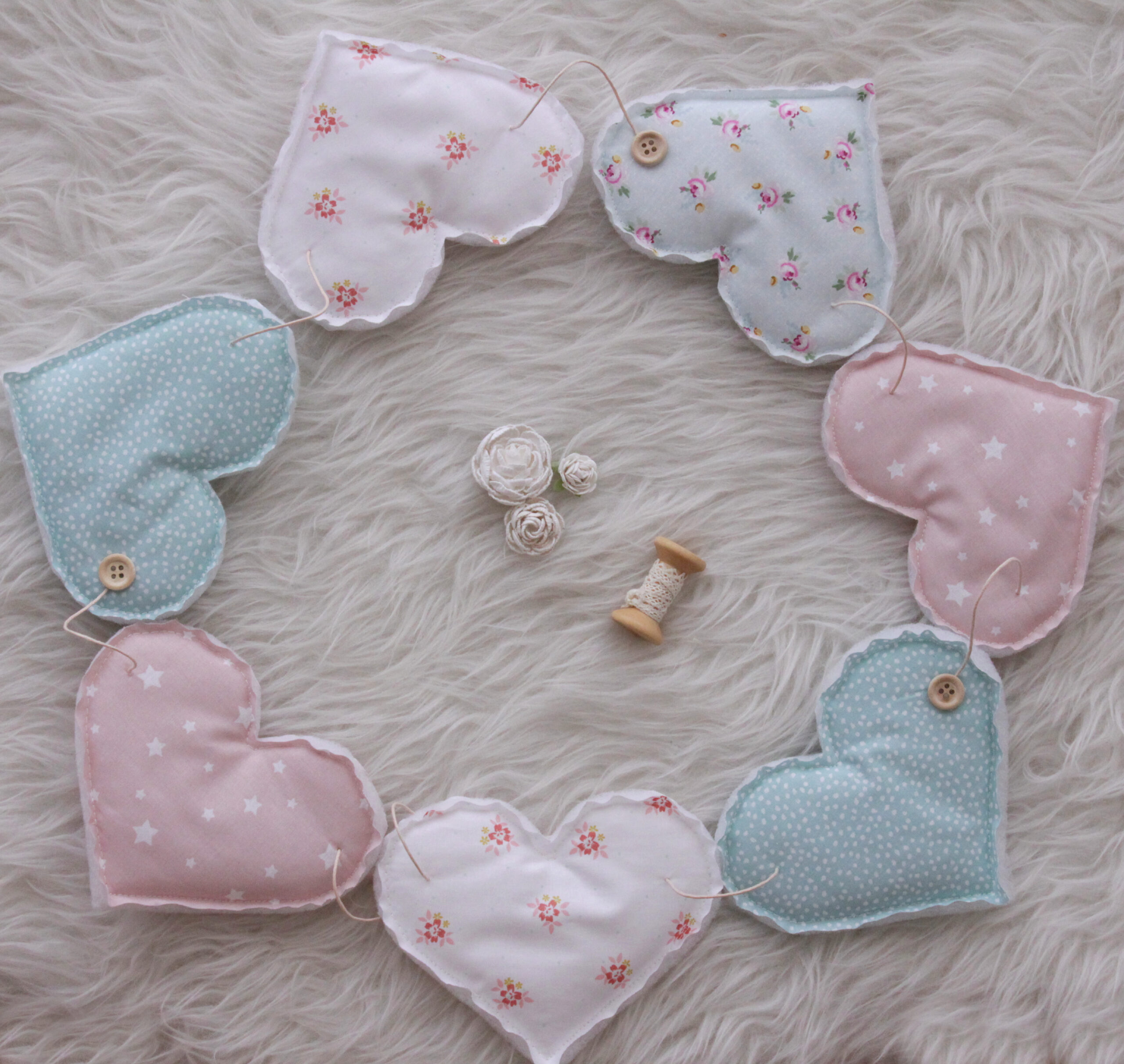 PUFFY ΥΦΑΣΜΑΤΙΝΟ ΜΠΑΝΕΡ ΣΕ ΣΧΕΔΙΟ ΚΑΡΔΙΑ ΣΕ ΑΠΟΧΡΩΣΕΙΣ ΤΟΥ ΡΟΖ & MENTA